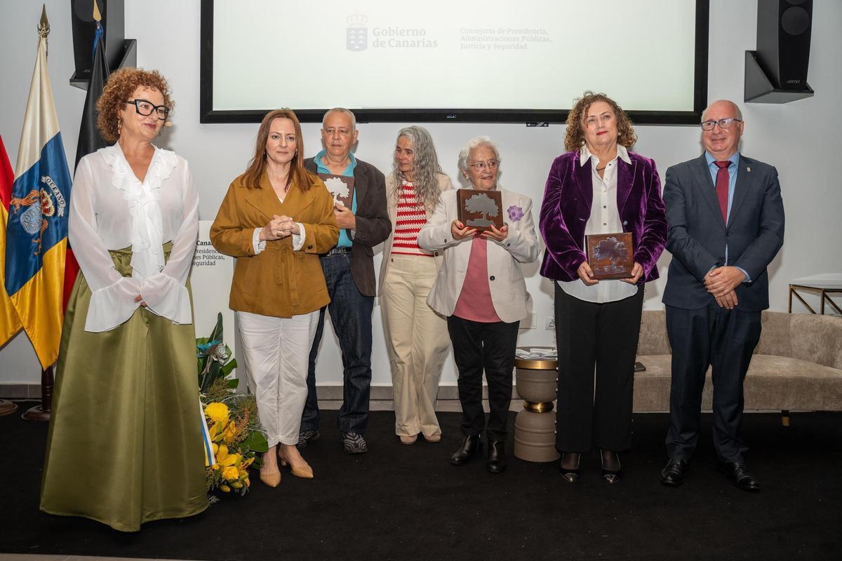 La consejera regional Nieves Lady Barreto, segunda por la izquierda, junto con los homenajeados en Fuencaliente.