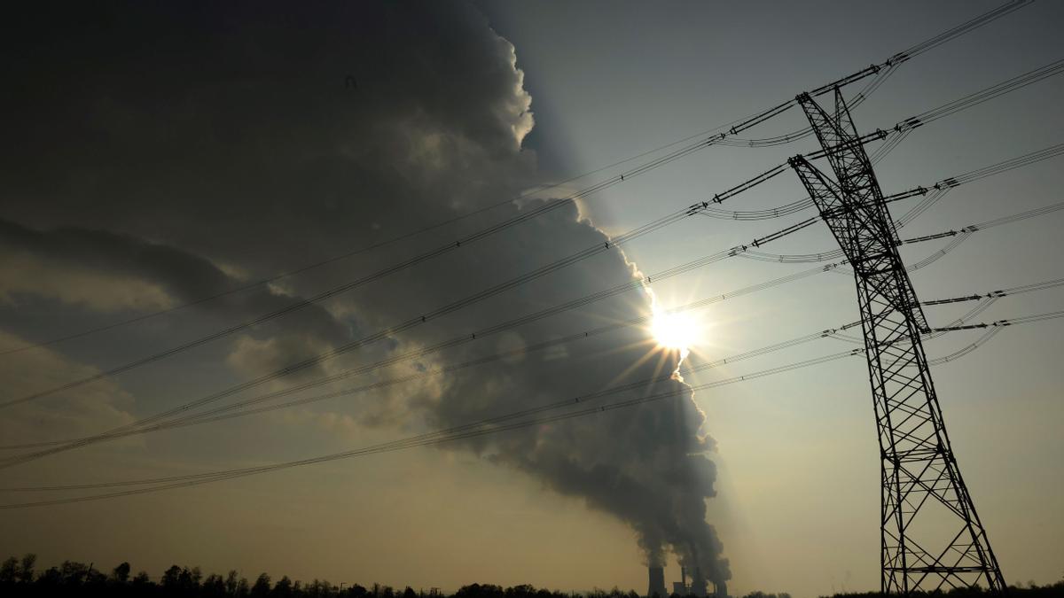 Una cortina de humo se eleva sobre la central eléctrica. Una cortina de humo se eleva sobre la central eléctrica.