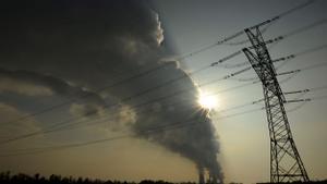 Una cortina de humo se eleva sobre la central eléctrica.