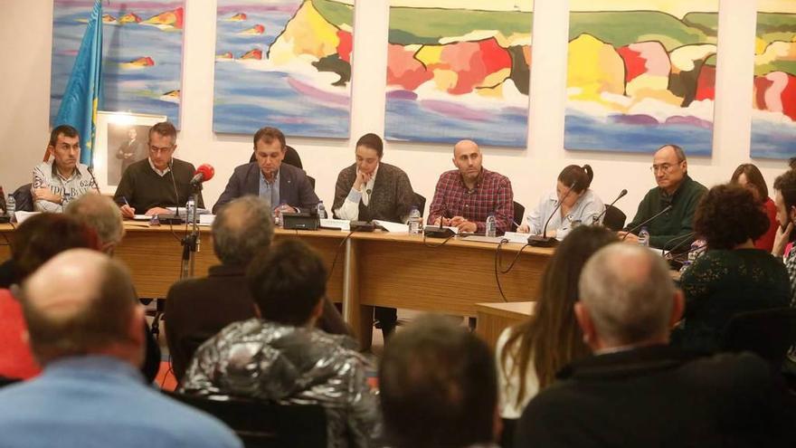 Reunión plenaria, ayer por la tarde, en el Ayuntamiento de Gozón, con el alcalde, Jorge Suárez, tercero por la izquierda.