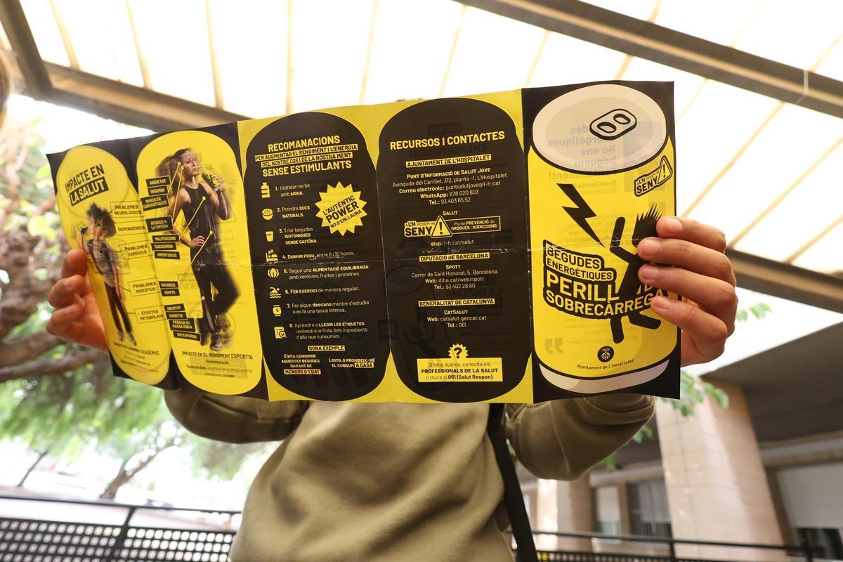 El tríptico elaborado por el Ayuntamiento de L'Hospitalet para la campaña contra el abuso de bebidas energéticas por parte de jóvenes y adolescentes