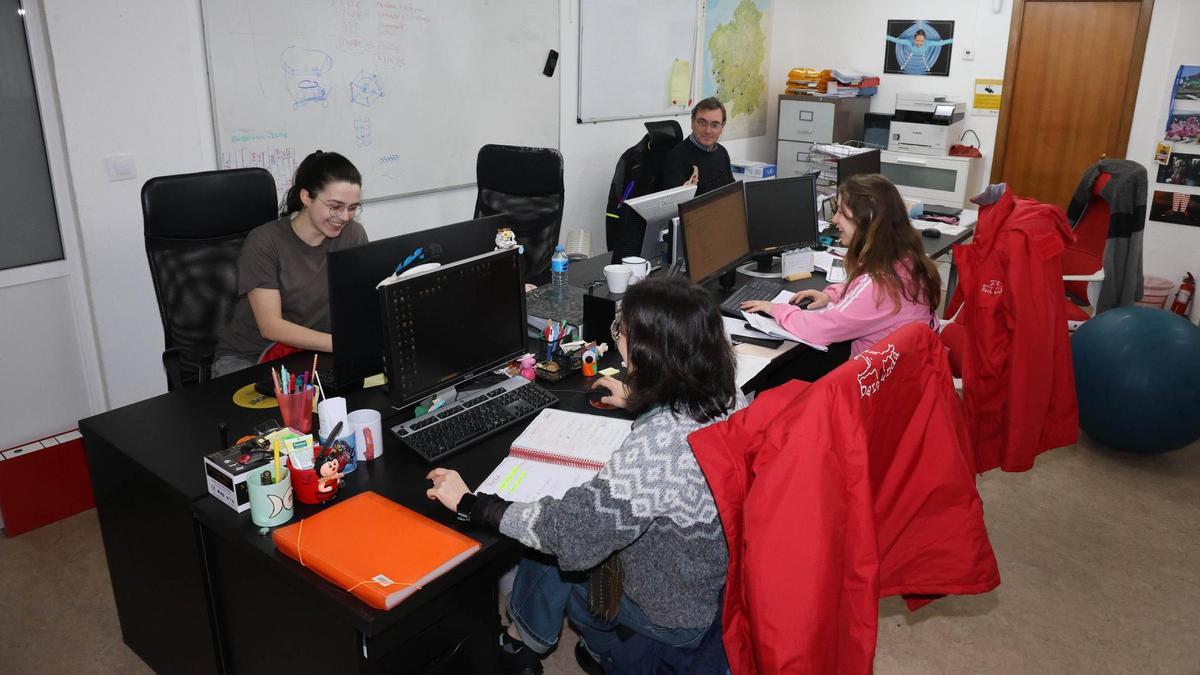 Varias trabajadoras, en un espacio laboral compartido.