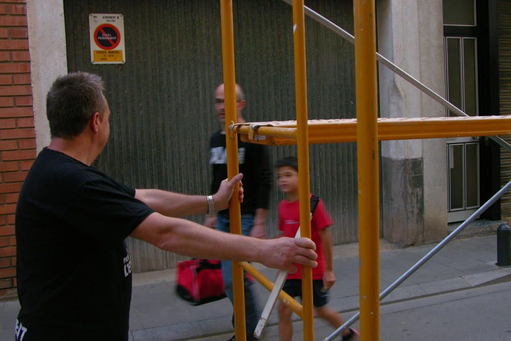 Els veïns preparant les decoracions dels carrers