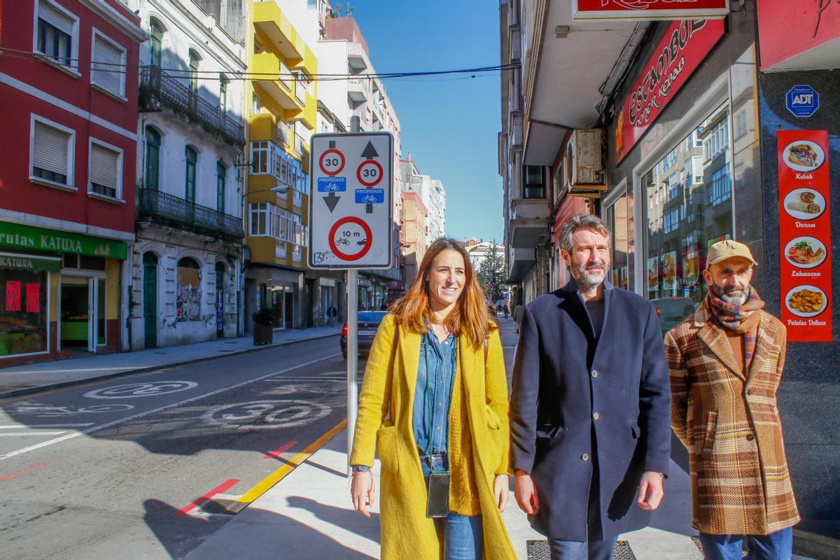 El alcalde Alberto Varela, entre los ediles Paola María y Álvaro Carou.