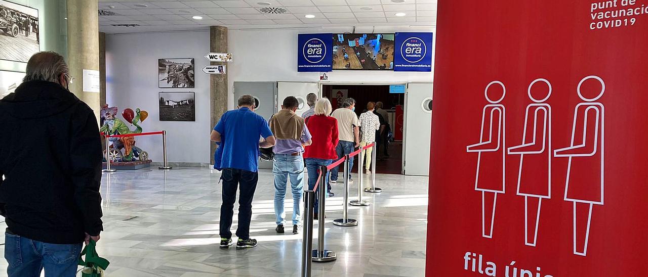 Un grupo de personas esperan para acceder al Museu Faller y recibir la vacuna, el pasado mes de abril. | LEVANTE-EMV