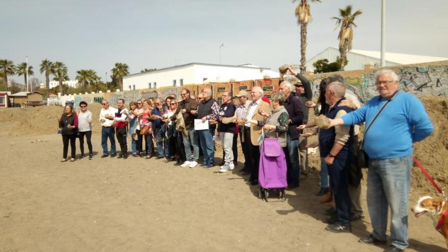 Vecinos muestran los pedruscos en la arena por verter el pasado 26 de marzo.