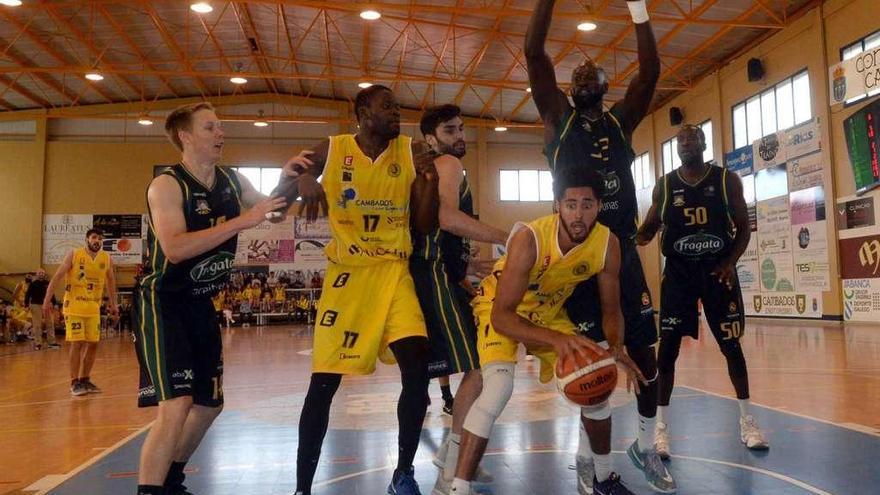 Los cambadeses no pudieron devolver la eliminatoria a Cambados para la disputa del quinto encuentro cayendo por 3-1. // Noé Parga