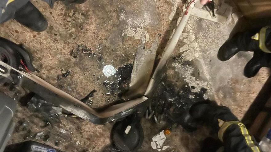 Imagen del patinete que provocó el incendio en una vivienda de Benicàssim