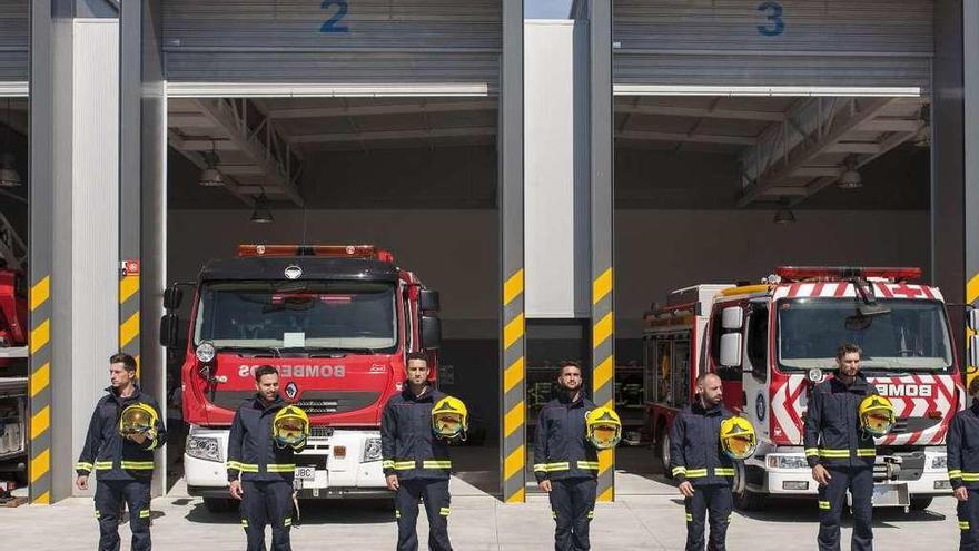 Efectivos del parque comarcal de bomberos de O Carballiño, en su inauguración. // Brais Lorenzo