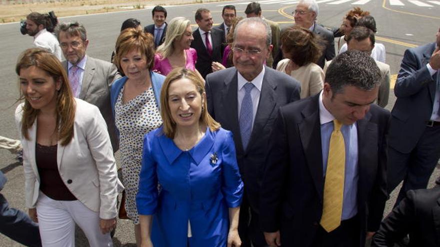 La ministra de Fomento, Ana Pastor (c), el alcalde de Málaga, Francisco de la Torre (2d), el presidente de la Diputación, Elías Bendodo (d), la vicepresidenta del Congreso de los Diputados, Celia Villalobos (2i) y la consejera andaluza de la Presidencia e Igualdad, Susana Díaz (i), durante la inauguración de la segunda pista del aeropuerto de Málaga-Costa del Sol, cuyas obras han supuesto desde 2007 una inversión de 470 millones de euros, y que sitúa a este recinto como el quinto de España en contar con más de una pista.