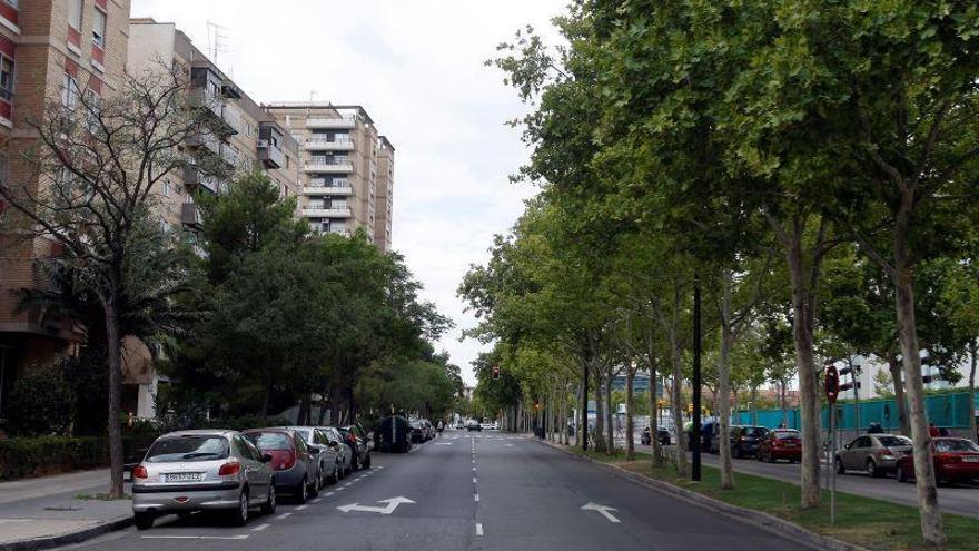 Desalojan un bloque de pisos en Condes de Aragón por una fuga de gas en la calle