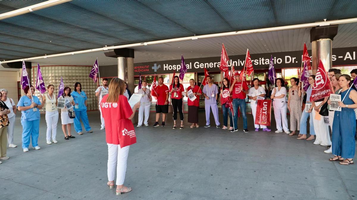 Concentración de trabajadores y sindicalistas este martes ante el Hospital de Alicante