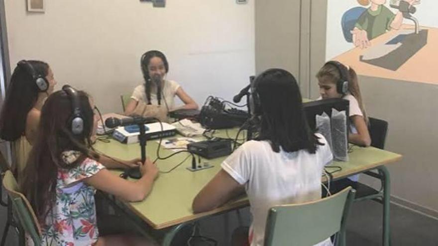 Un grupo de alumnas durante uno de los programas de radio.