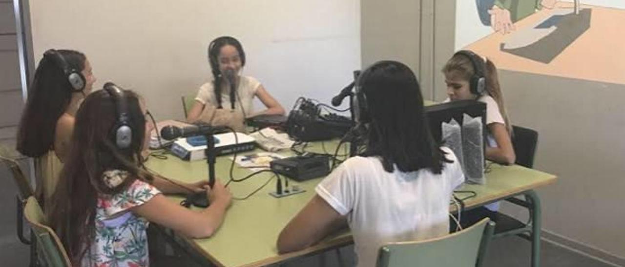 Un grupo de alumnas durante uno de los programas de radio.