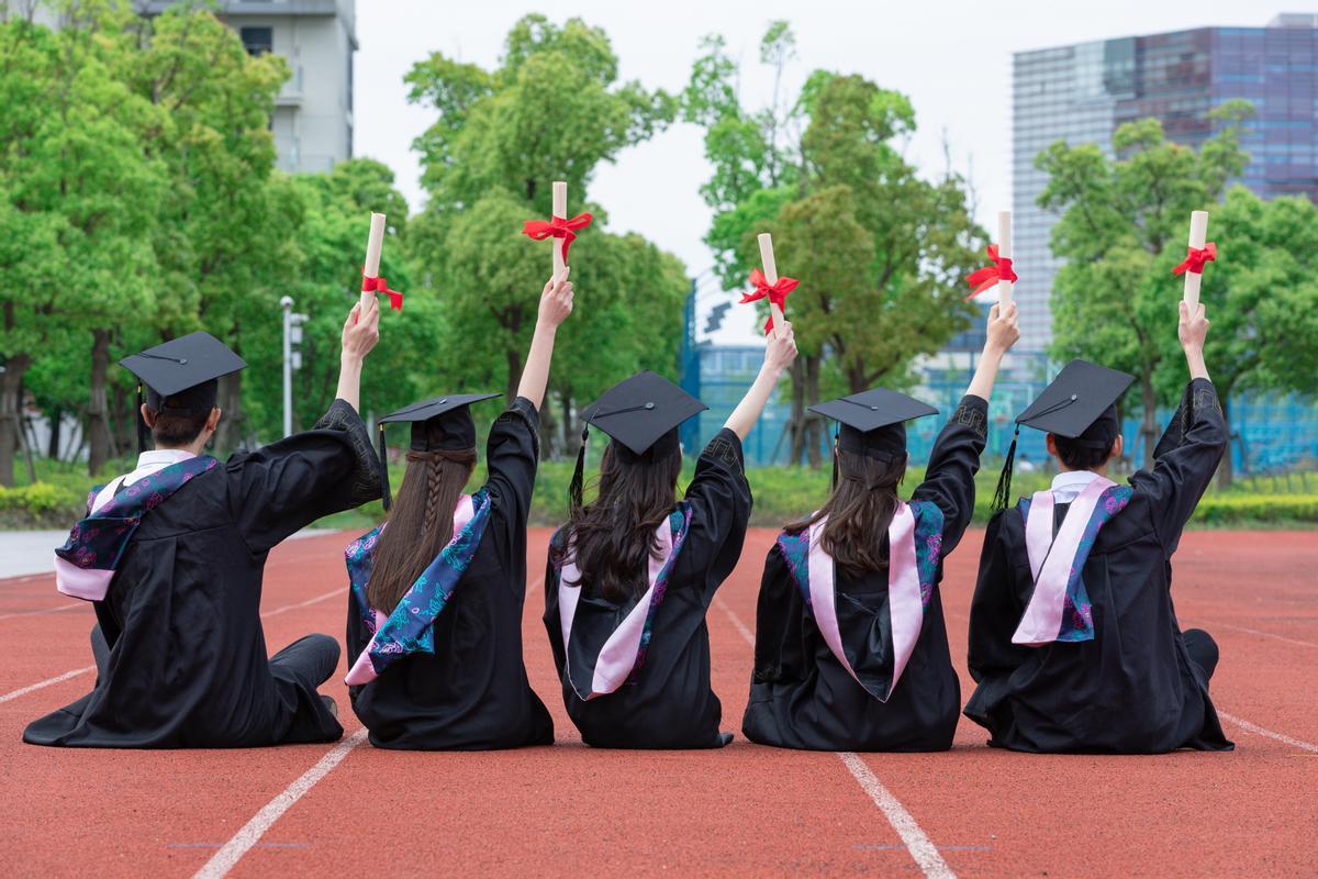 China tiene 3.013 instituciones de educación superior, con una tasa bruta de matrícula del 59,6%.