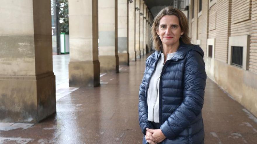 La vicepresidenta del Gobierno y la ministra de Transición Ecológica, Teresa Ribera, en los soportales de la sede de la Delegación del Gobierno en Zaragoza. | JAIME GALINDO