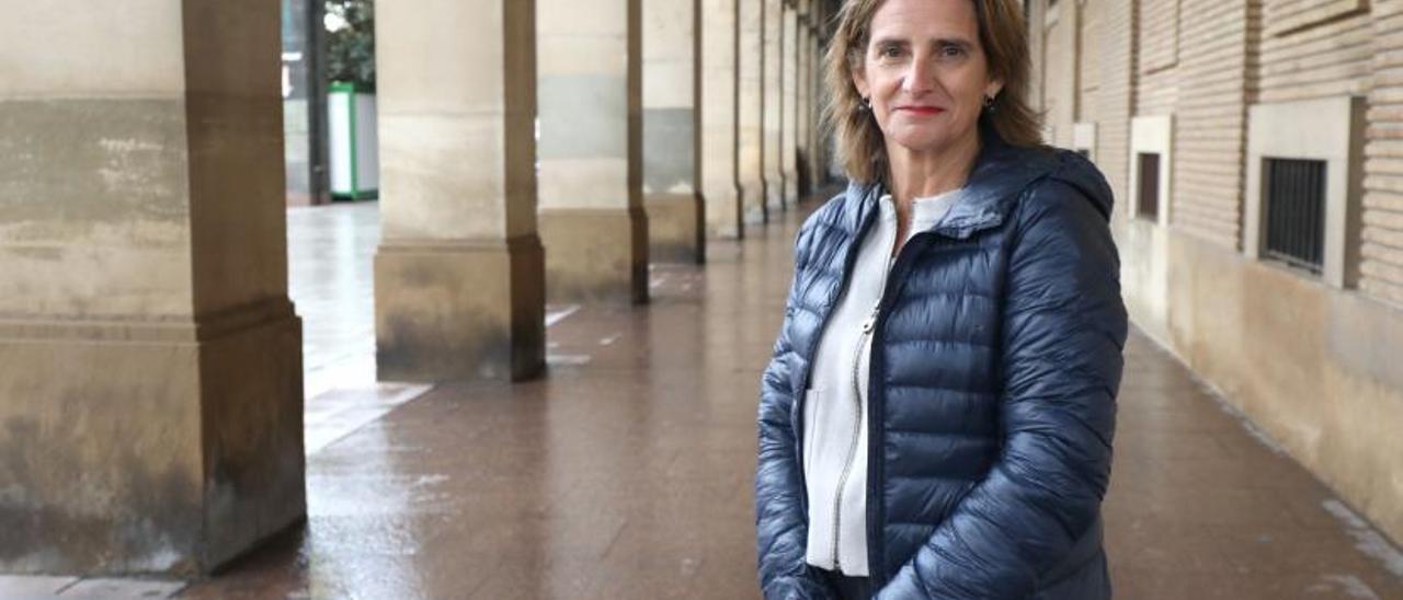 La vicepresidenta del Gobierno y la ministra de Transición Ecológica, Teresa Ribera, en los soportales de la sede de la Delegación del Gobierno en Zaragoza. | JAIME GALINDO