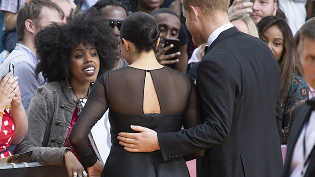 Los duques de Sussex saludando al público en el estreno de El Rey León en Londres