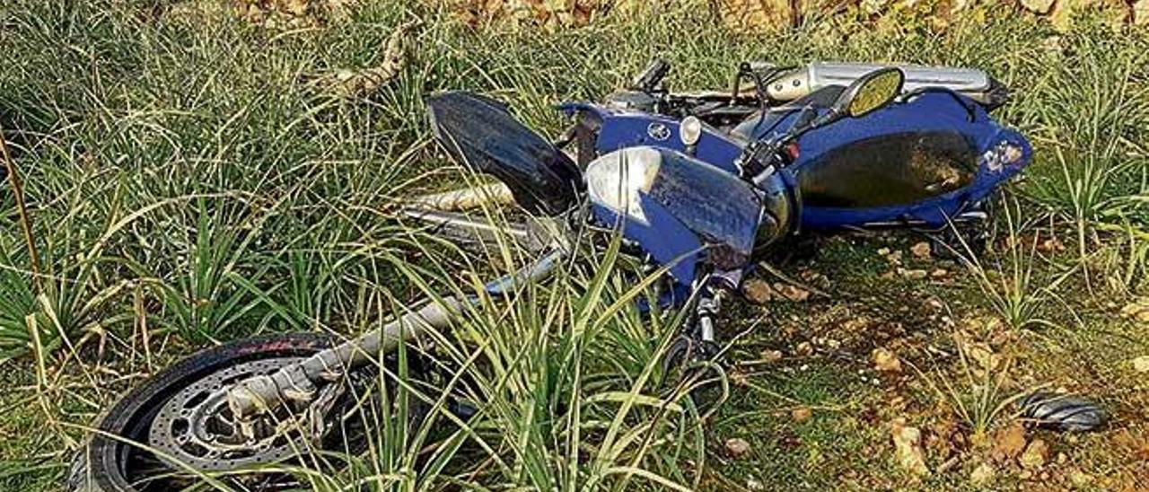 Motocicleta siniestrada, tras un accidente en la carretera vieja de Sineu.