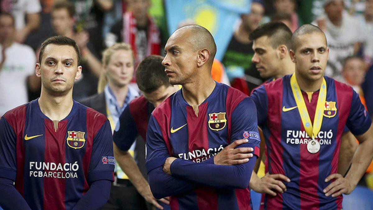 Los jugadores del Barça, desilusionados tras perder la final de la UEFA Futsal Cup ante el Kairat Almaty en Lisboa