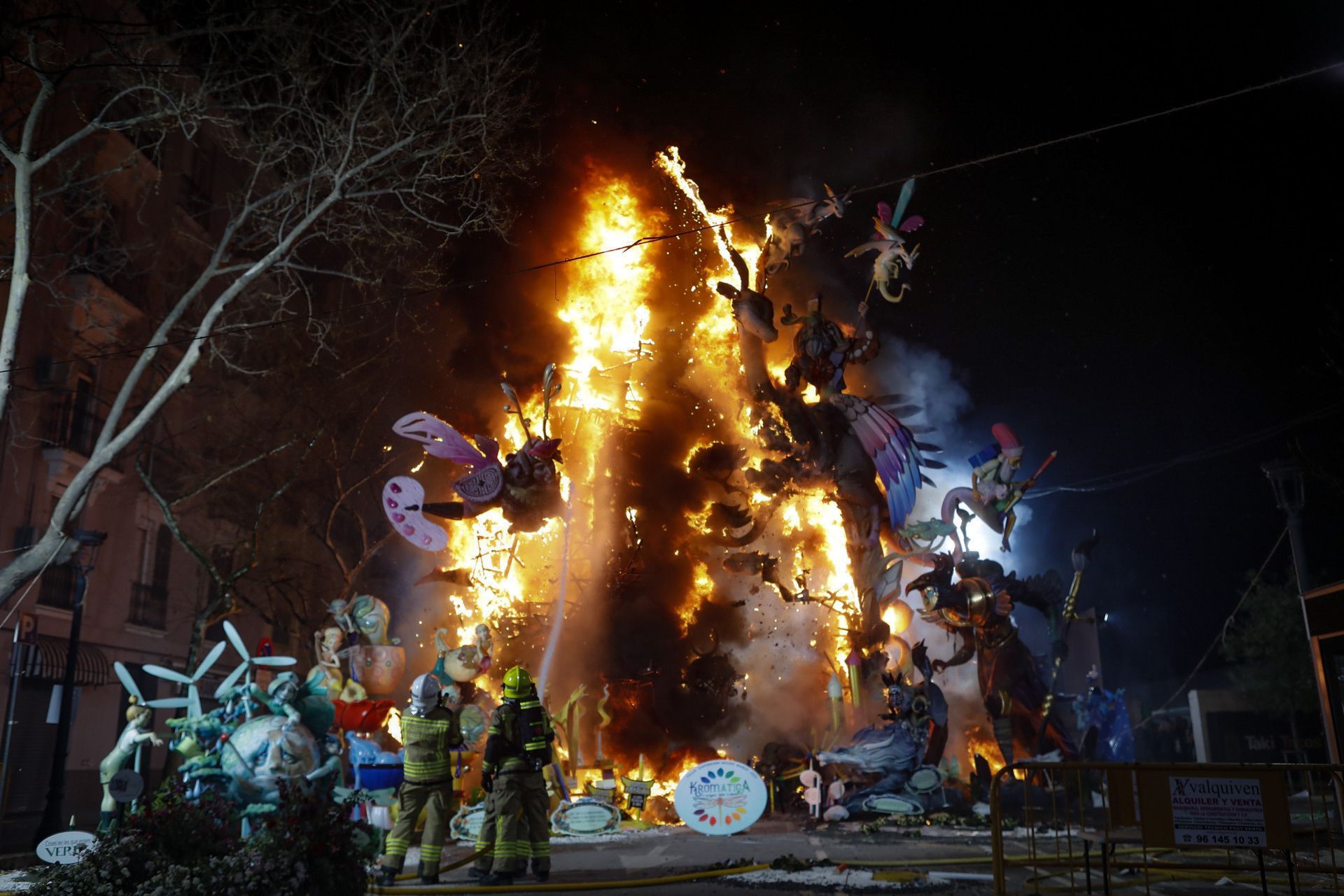 Así ha sido la cremà de la falla Exposición-Miscer Mascó