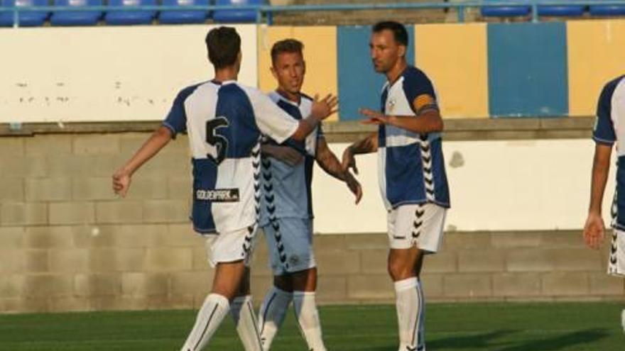 Migue i Ángel celebren un gol al camp del Palamós.