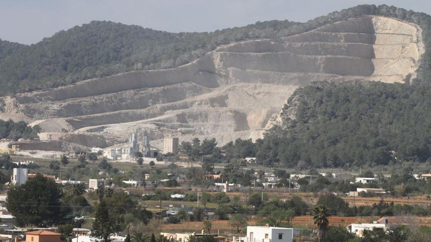 La cantera Can Orvai II, en Sant Josep, a una distancia de un kilómetro y medio del aeropuerto. | J. A. RIERA