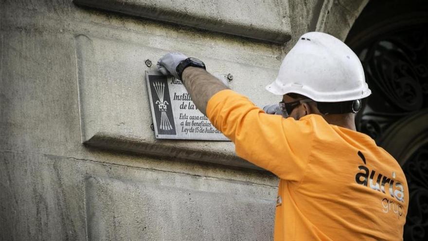 Nueva retirada de placas franquistas de edificios de Barcelona