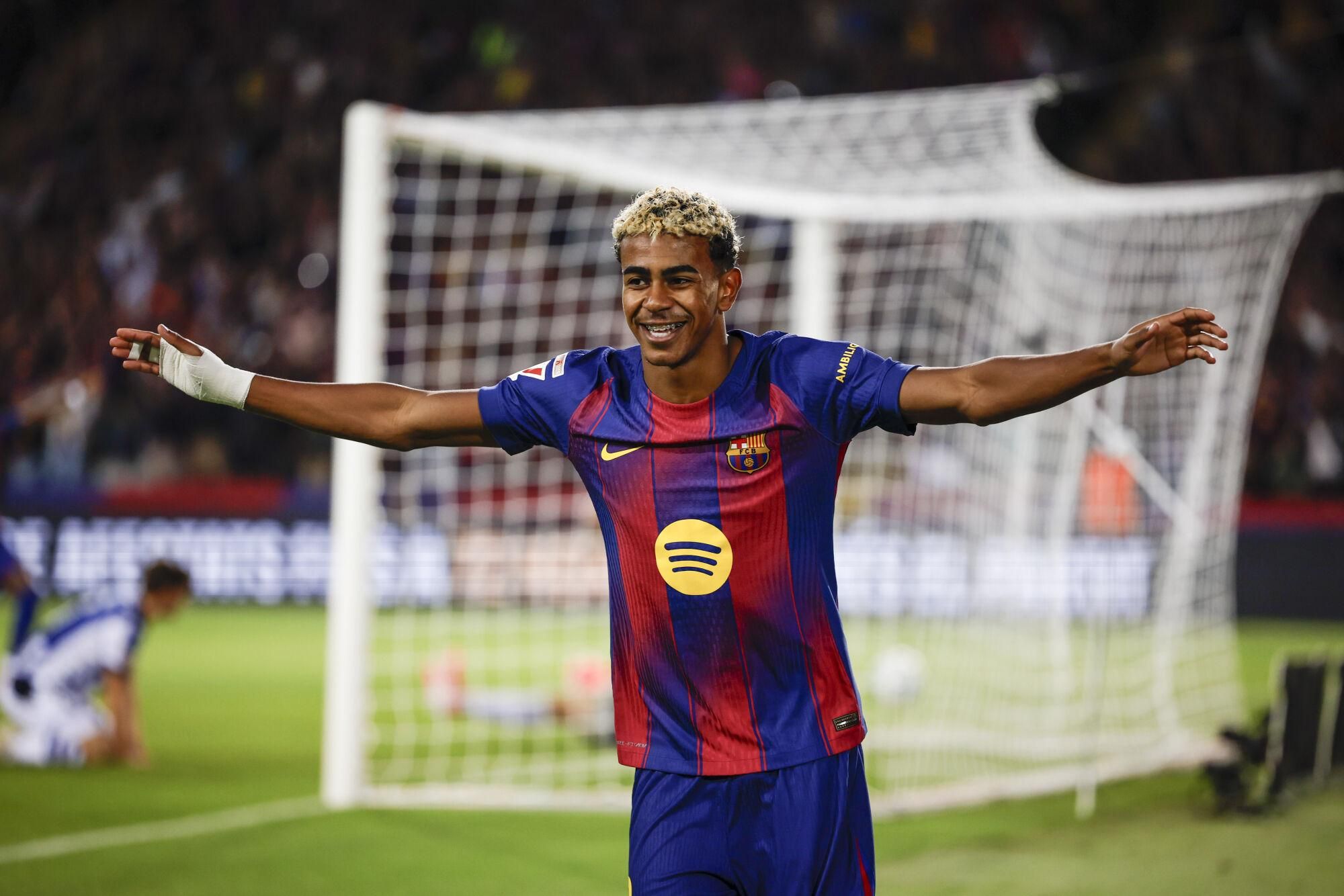 BARCELONA, 28/09/2025.- El delantero del FC Barcelona, Lamine Yamal, celebra el segundo gol del equipo blaugrana durante el encuentro correspondiente a la séptima jornada de Liga EA Sports que FC Barcelona y Real Sociedad disputan este domingo en el estadio de Montjuic, en Barcelona. EFE/Alberto Estévez.