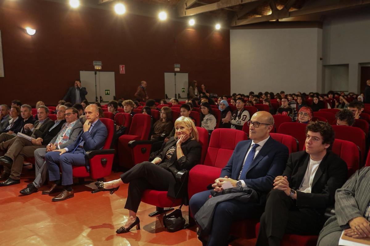 Leticia García, consejera de Industria; Fernando Prada, delegado territorial de la Junta y Luis Garrido, redactor jefe de LA OPINIÓN-EL CORREO DE ZAMORA.