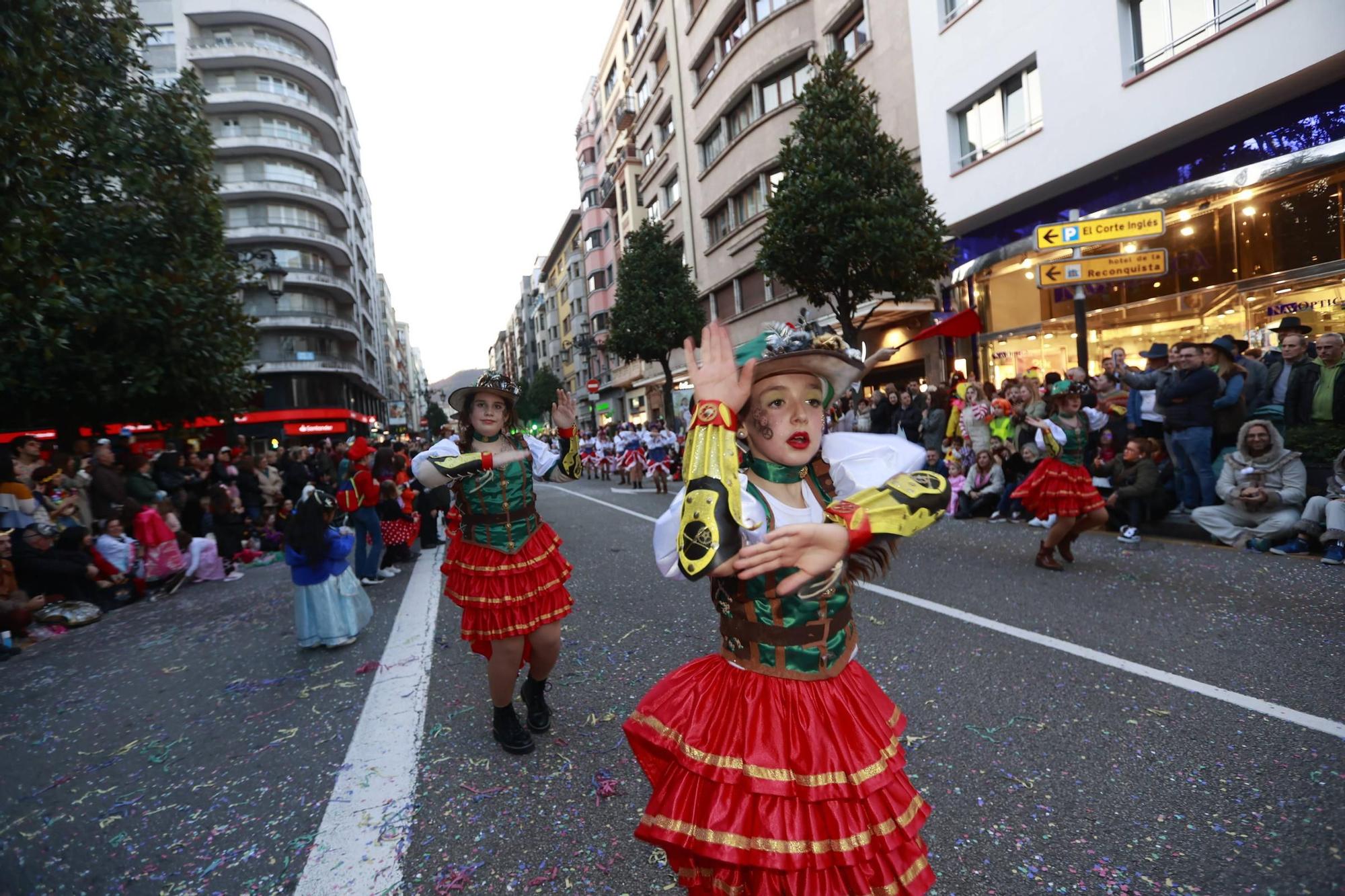 EN IMÁGENES: El Carnaval llena de color y alegría las calles de Oviedo