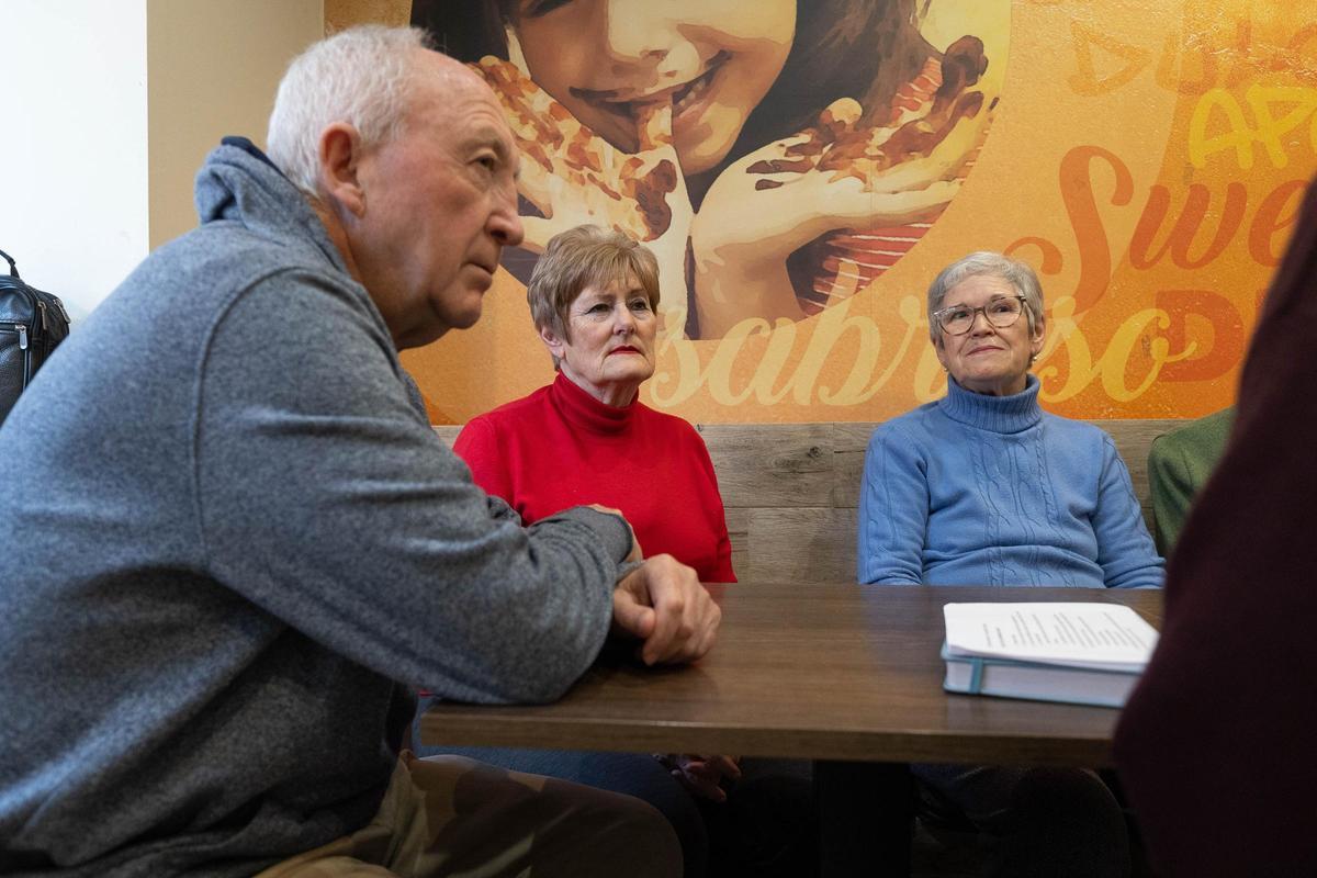 Pedro, María Antonia y Jacinta en una cafetería de Zaragoza.