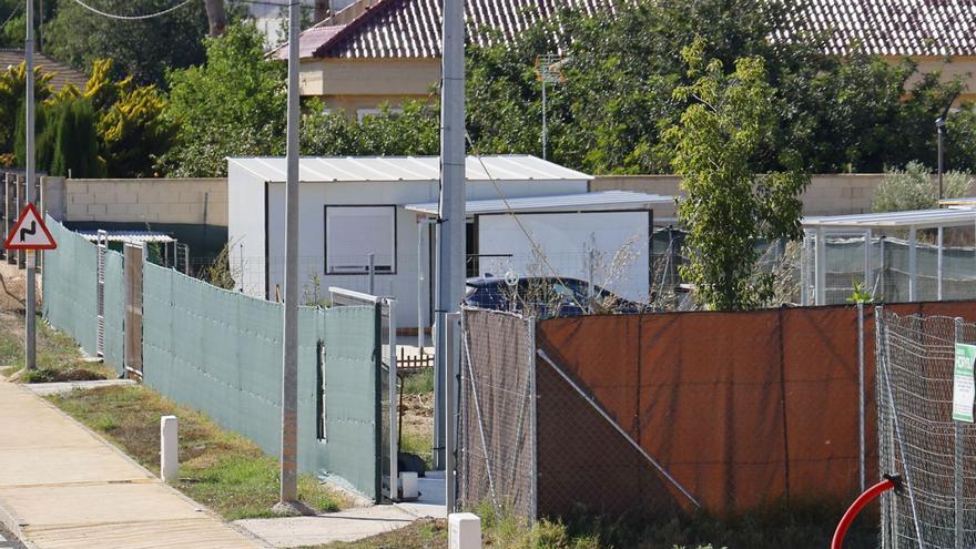 Los vecinos critican la proliferación «sin control» de viviendas prefabricadas en la zona oeste.