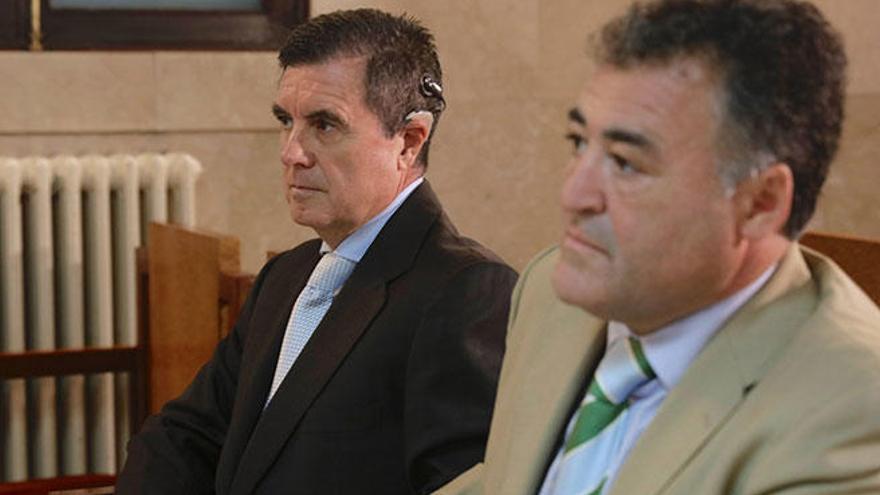 Jaume Matas y Pepote Ballester, en el banquillo durante la primera sesión del juicio por la contratación de los arquitectos del Palma Arena.