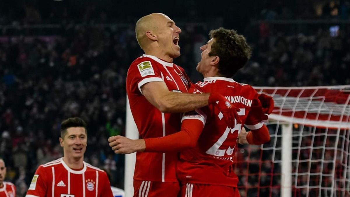Robben y Müller se abrazan tras el segundo gol, obra del alemán.