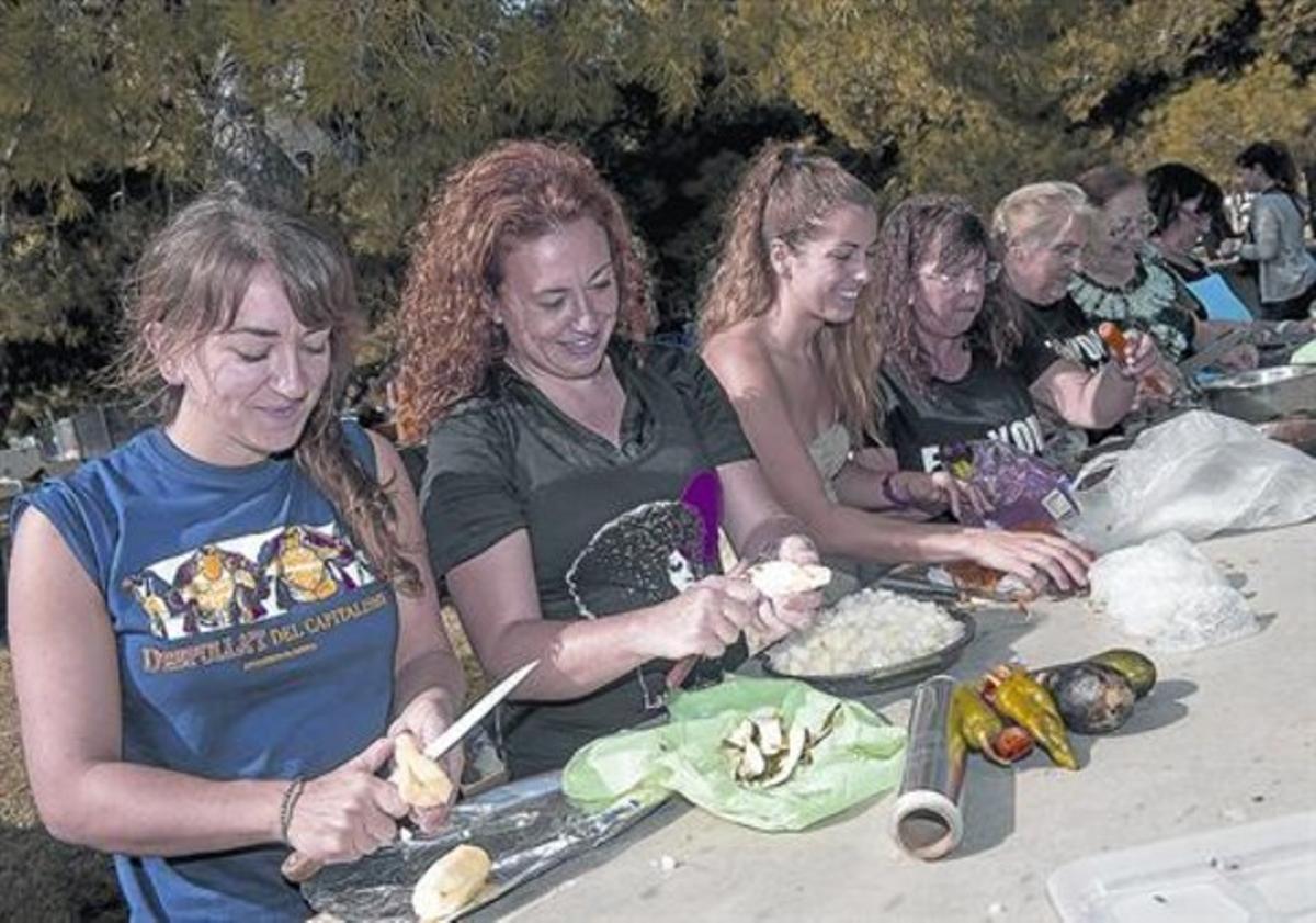 Treball en equip 8 Un grup de dones de Sant Cosme elaboren una paella cooperativa, ahir al migdia. Treball en equip 8 Un grup de dones de Sant Cosme elaboren una paella cooperativa, ahir al migdia.