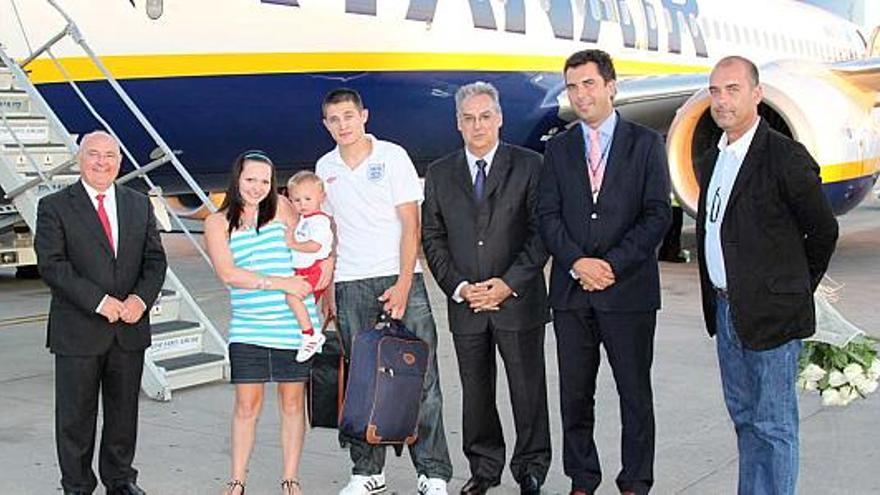 La viajera cinco millones de Ryanair posa con su familia, el alcalde de Benidorm, el edil de Turismo y el jefe de escalas de la compañía.