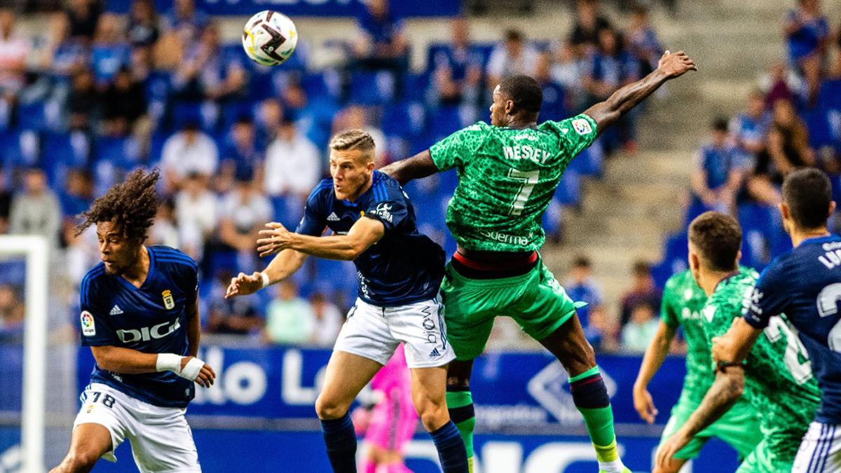 Wesley puja por un balón aéreo frente al Oviedo