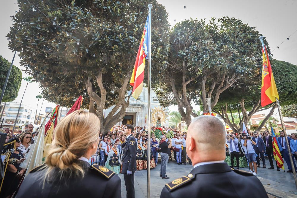 Benejúzar ha acogido el traslado de la patrona desde su santuario y un acto de homenaje a la Señera, en el día de la Comunidad Valenciana