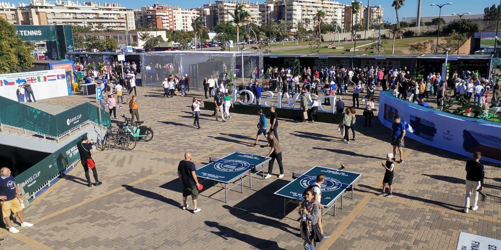 Ambiente en la fan zone de las Finales de la Copa Davis de 2023, en el primer día de competición.