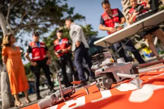 Pilotos e inteligencia artificial unen fuerzas para guiar los nuevos drones que garantizan la seguridad en Santa Cruz