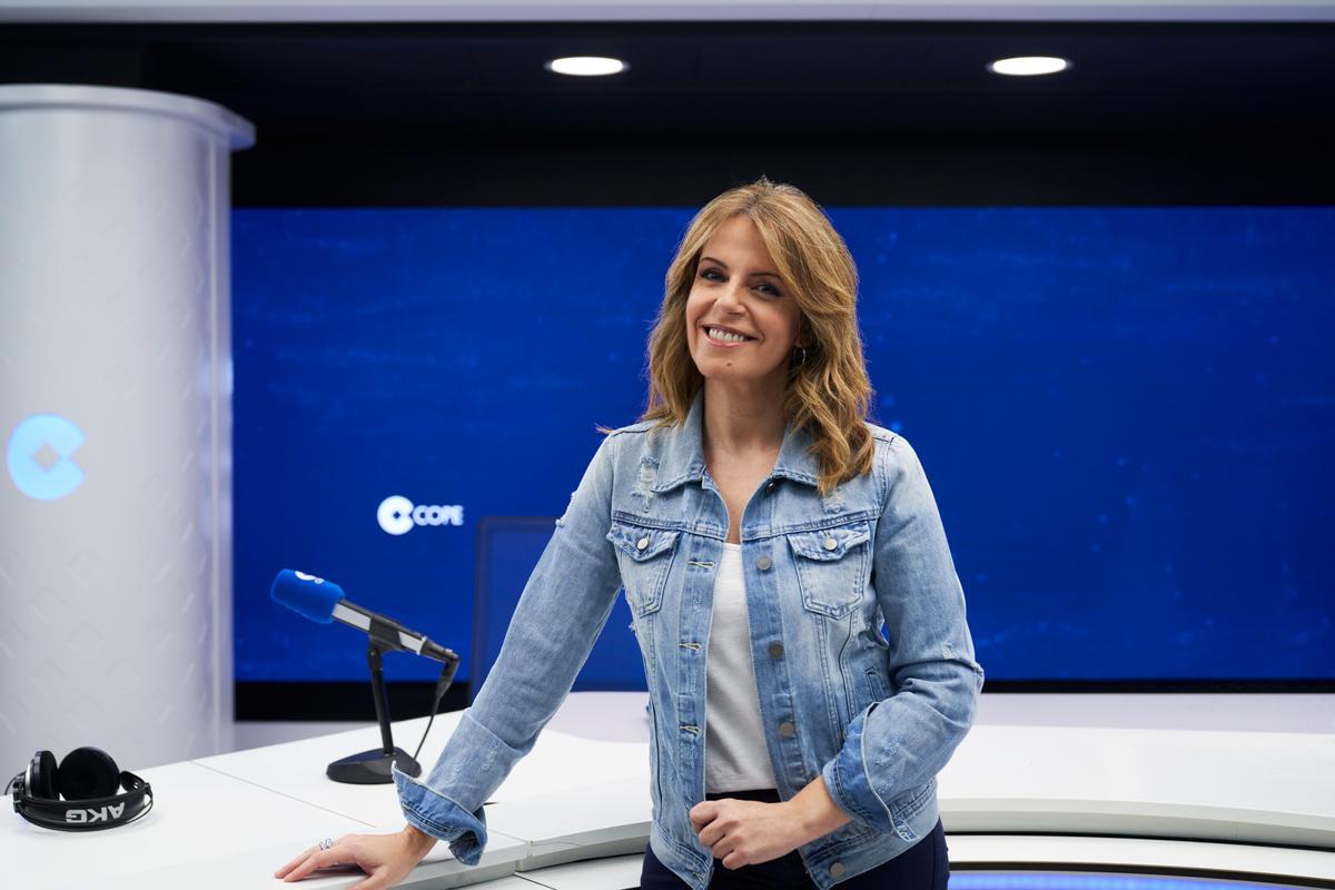 Pilar García Muñiz, directora y presentadora de 'La tarde' en la Cadena Cope, posa en el estudio donde realiza su programa.