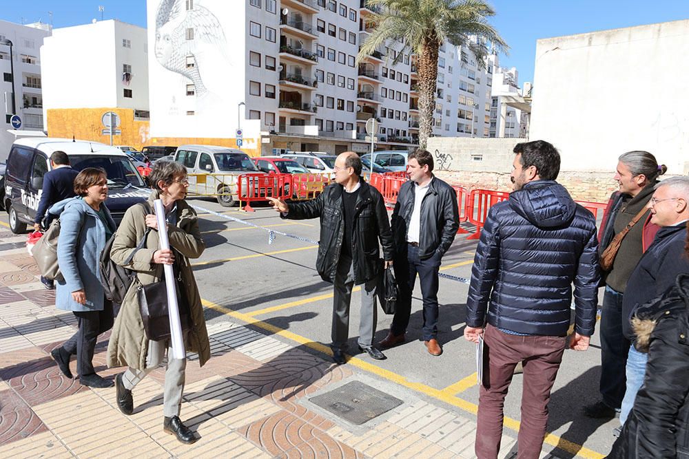 Una comitiva del Ministerio de Justicia junto al juez decano de Ibiza, Juan Carlos Torres, Marta Díaz y Ramón Roca han visitado las instalaciones de la máxima institución insular.