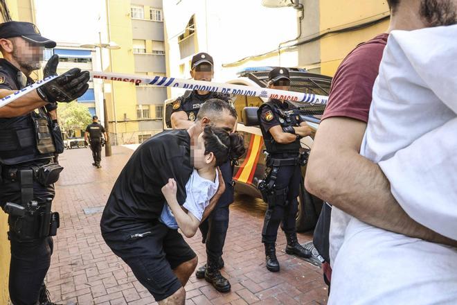 Desahucian en Alicante a una familia con un niño de 6 años que sufre parálisis cerebral
