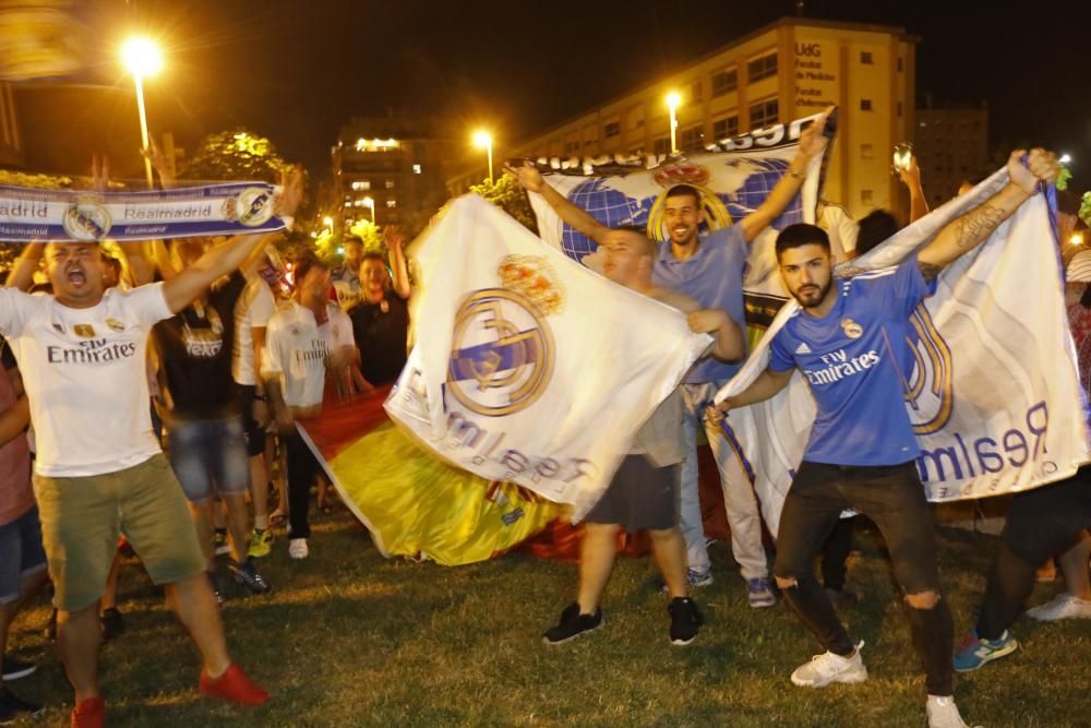 L''afició del Reial Madrid a Girona celebra la Champions