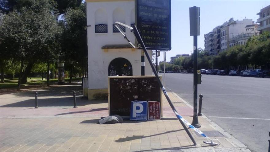 Un vehículo derriba dos señales en el paseo Voluntaria María Cañas