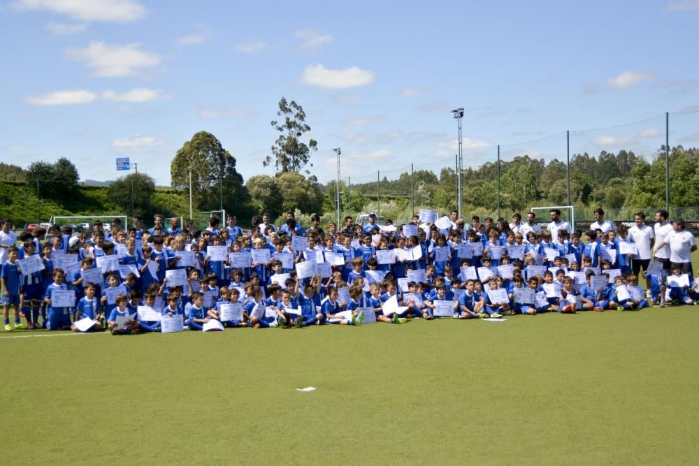 Luisinho y Óscar Pinchi entregan los diplomas a los 222 niños que disfrutaron del DéporCampus Cabreiroá 2017.