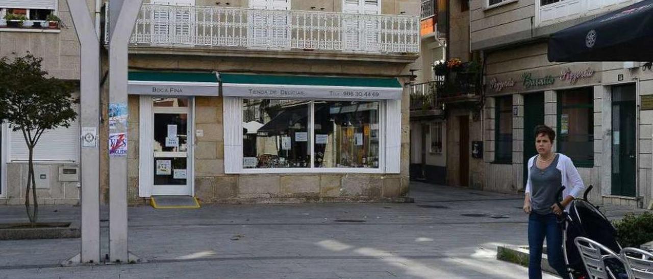 Arriba, uno de los establecimientos recién abiertos en Cangas. A la derecha, un restaurante cerrado. // G.N.