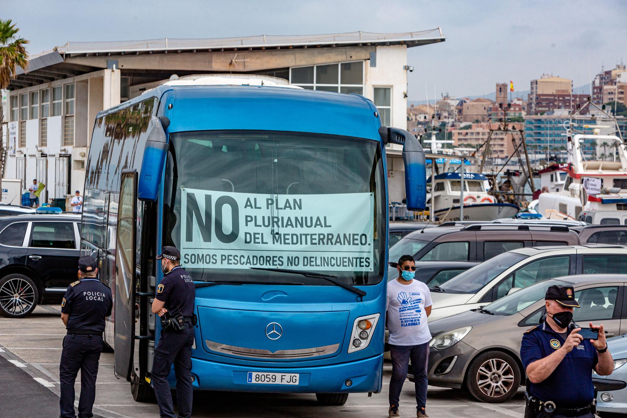 Las cofradías de la provincia protestan en La Vila contra el plan europeo que les obliga a reducir los días de faena