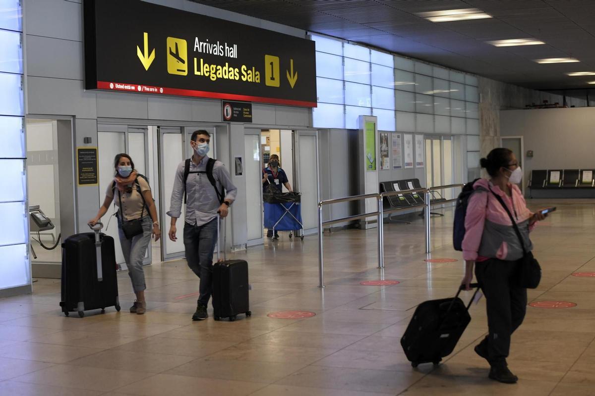 Espanya imposa quarantena als viatgers de països d’alt risc per la variant òmicron
